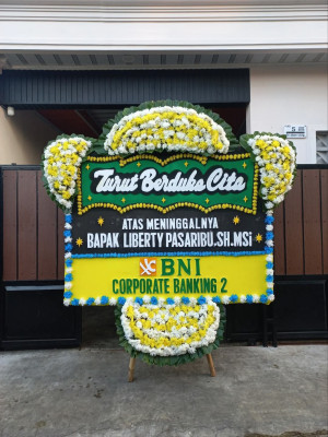 Papan Bunga Duka di Pintu Batu