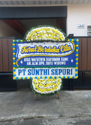 Papan Bunga Duka di Pintu Batu
