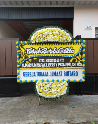 Papan Bunga Duka di Pintu Batu