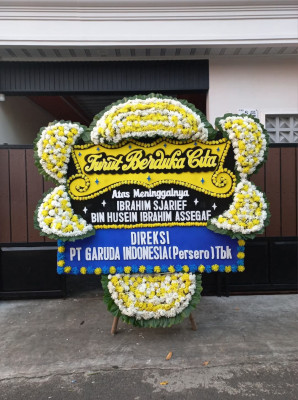 Papan Bunga Duka di Pintu Batu