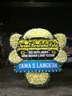 Papan Bunga Duka di Pintu Batu
