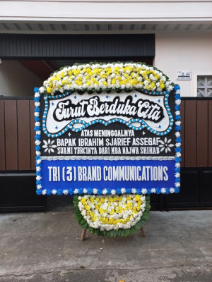 Papan Bunga Duka di Pintu Batu